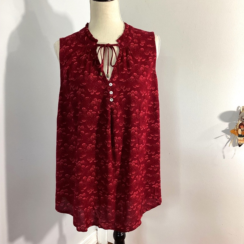 NWT MARKET & SPRUCE W OMAN PLUS 2X AVA TIE NECK BURGUNDY SLEEVELESS BLOUSE TUNIC